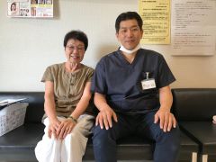 来院された方と当院スタッフ