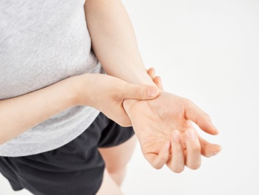 手首の痛みを押さえる様子