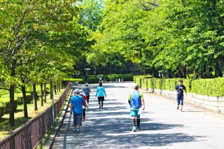 歩いている途中で足を休める人たち