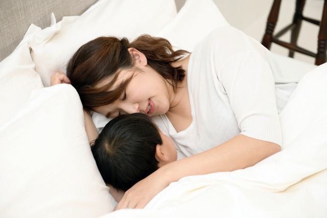 お子さまと一緒に休むお母さん