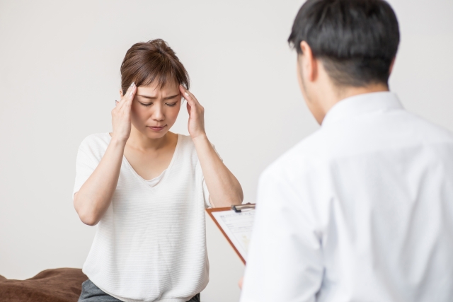 くり返す頭痛でつらさを感じている様子